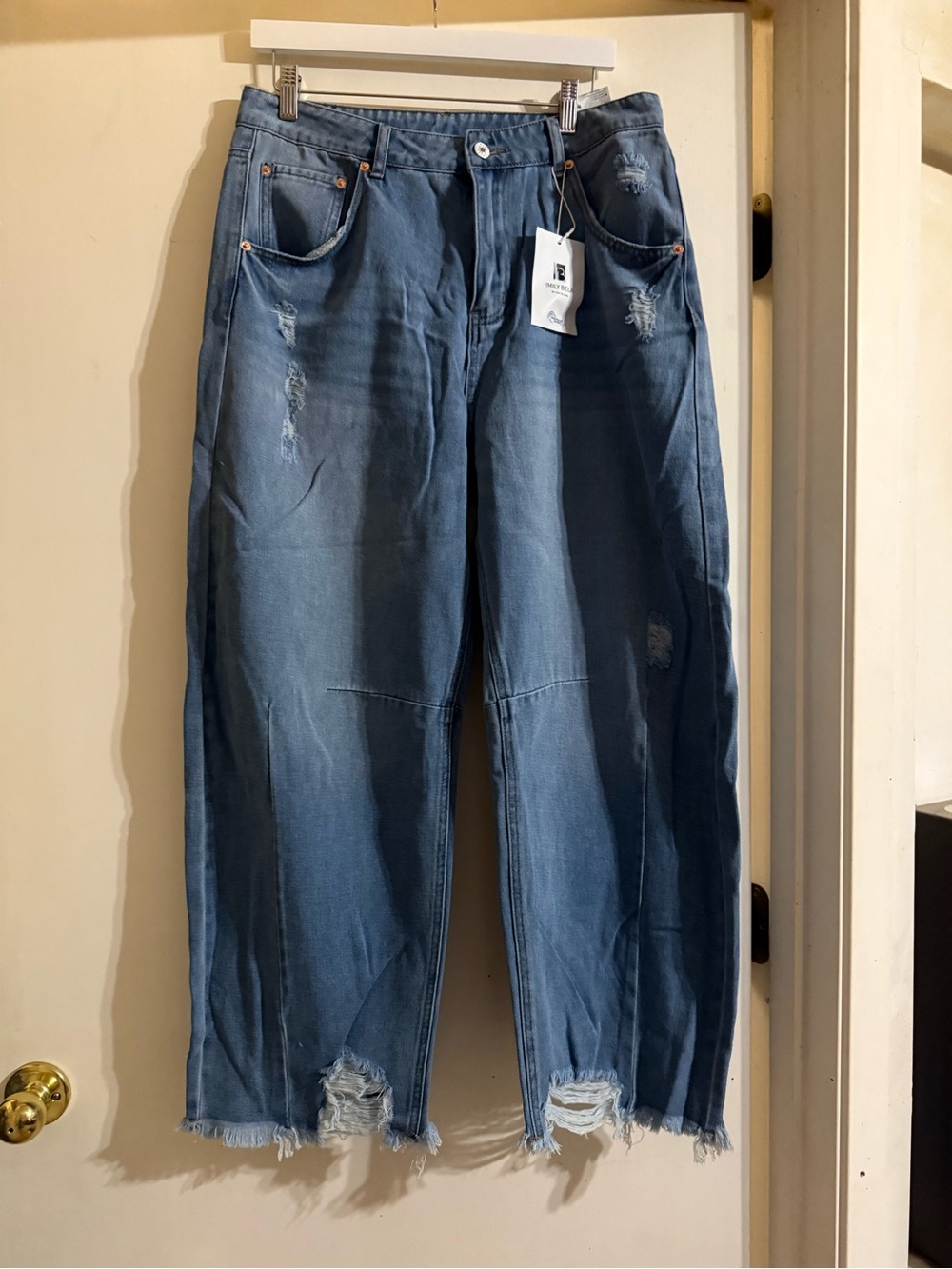 NWT. Wide Leg Barrel Distressed Blue Jeans